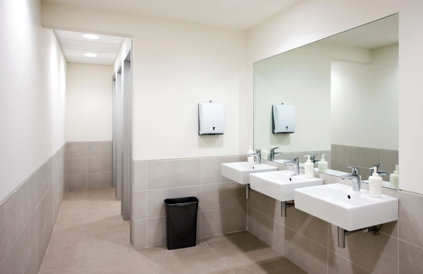 מתיחת פנים לשירותים מוסדיים ללא שבירת קירות: המדריך לשדרוג חכם ומהיר